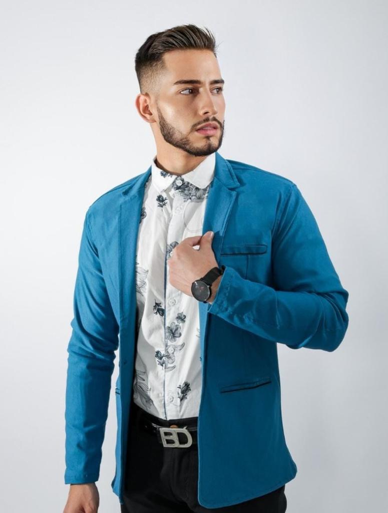 Blazer azul de caballero con camisa clara estampada