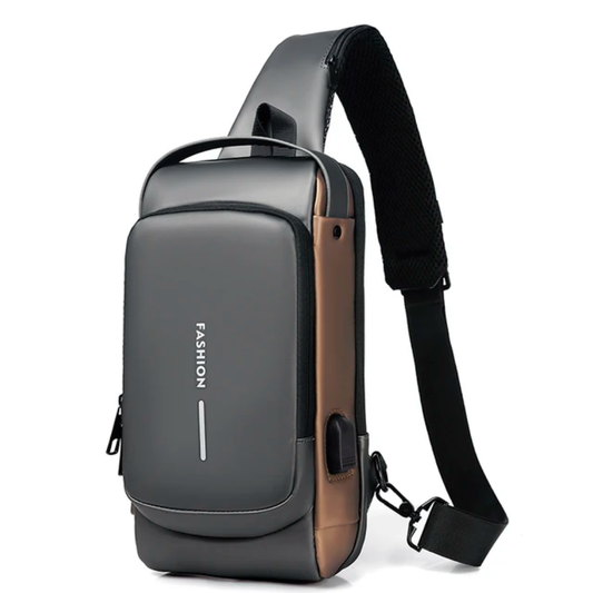 Bolso bandolera gris con detalles marrones y correa ancha
